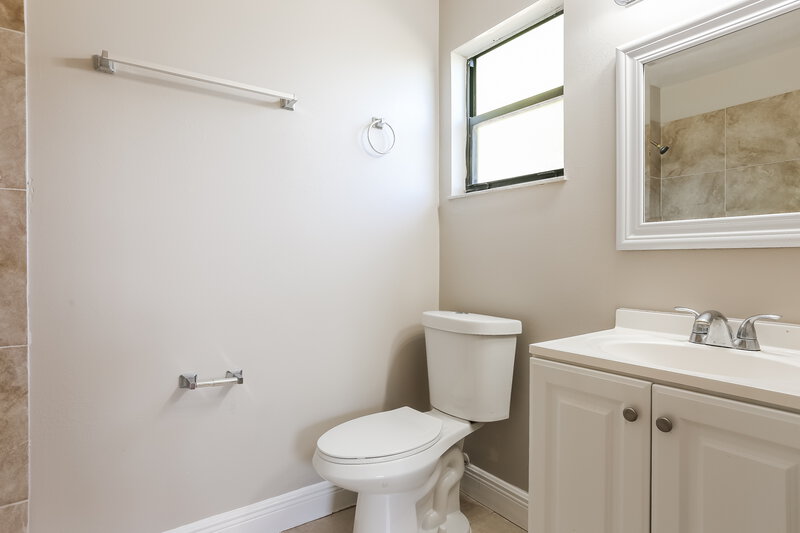 2,335/Mo, 360 Melton Drive Fort Pierce, FL 34982 Main Bathroom View