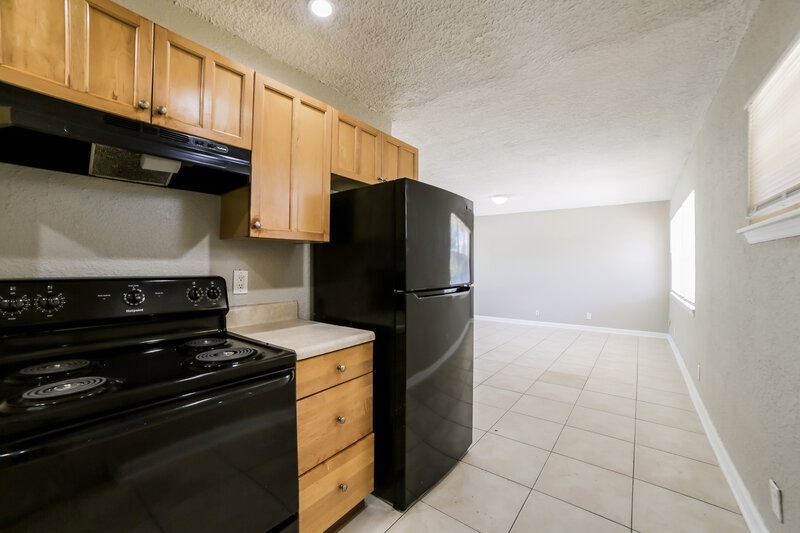 2,225/Mo, 1522 NW 10th Avenue Fort Lauderdale, FL 33311 Kitchen View