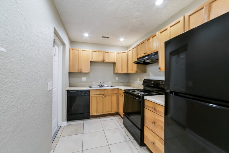 2,225/Mo, 1522 NW 10th Avenue Fort Lauderdale, FL 33311 Kitchen View 2