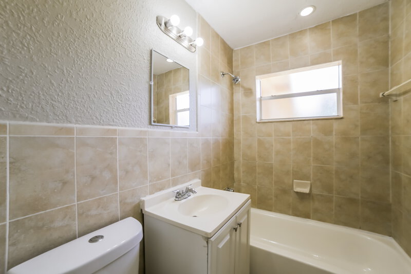 2,225/Mo, 1522 NW 10th Avenue Fort Lauderdale, FL 33311 Main Bathroom View 2