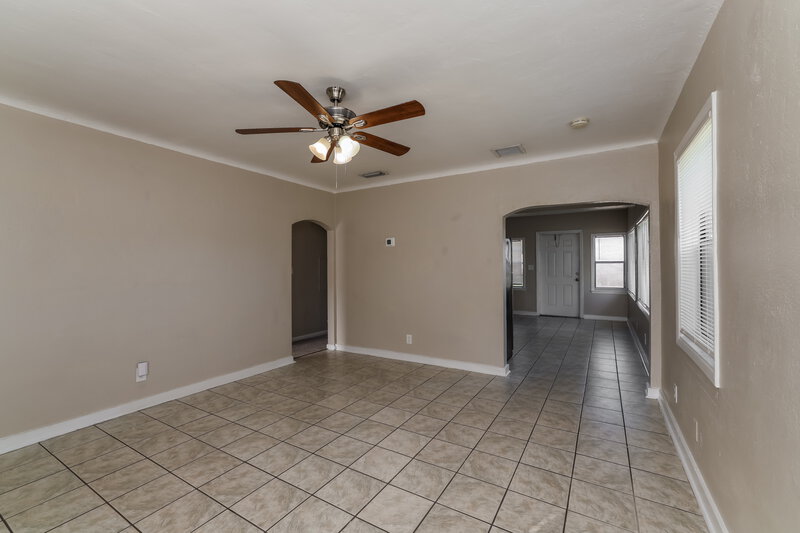 1,765/Mo, 831 N C Street Lake Worth Beach, FL 33460 Living Room View 2