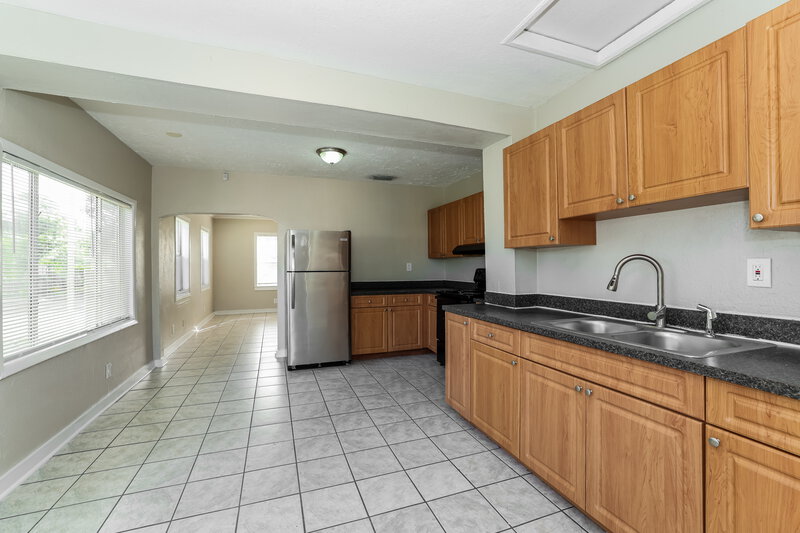 1,765/Mo, 831 N C Street Lake Worth Beach, FL 33460 Kitchen View 2