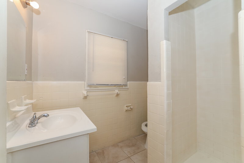1,765/Mo, 831 N C Street Lake Worth Beach, FL 33460 Bathroom View