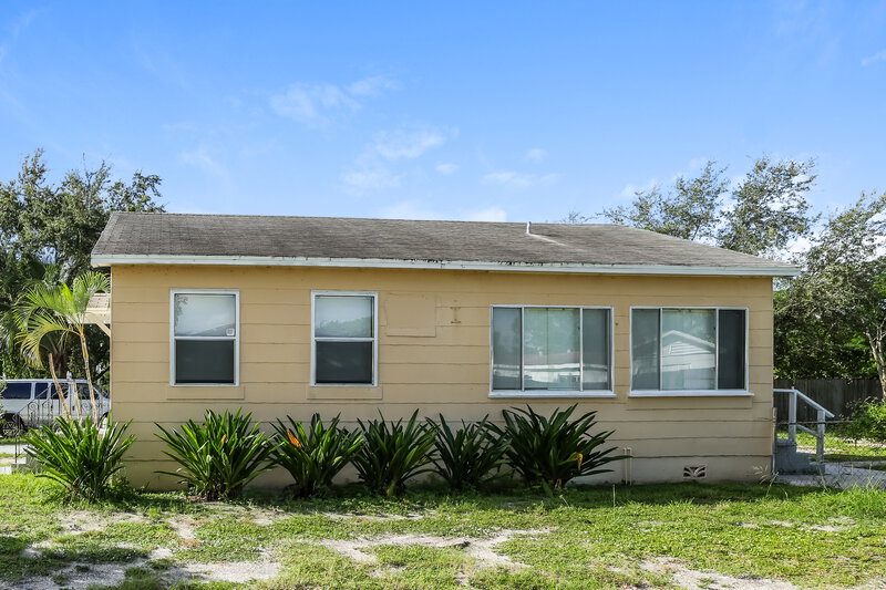 1,765/Mo, 831 N C Street Lake Worth Beach, FL 33460 Side View