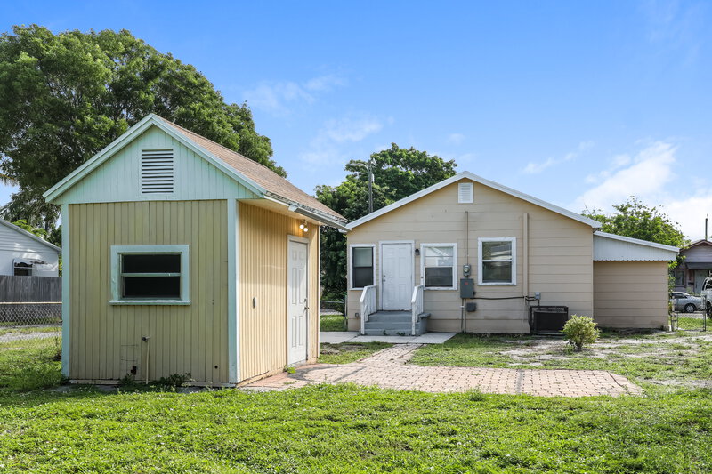 1,765/Mo, 831 N C Street Lake Worth Beach, FL 33460 Rear View