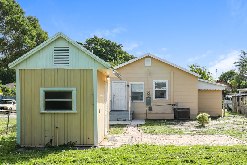 1,765/Mo, 831 N C Street Lake Worth Beach, FL 33460 Rear View 2