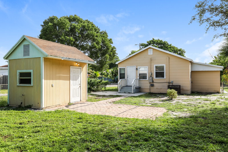 1,765/Mo, 831 N C Street Lake Worth Beach, FL 33460 Rear View 3