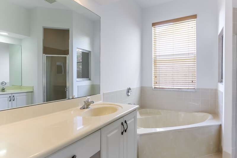 2,920/Mo, 23923 SW 108th Ct Homestead, FL 33032 Master Bathroom View