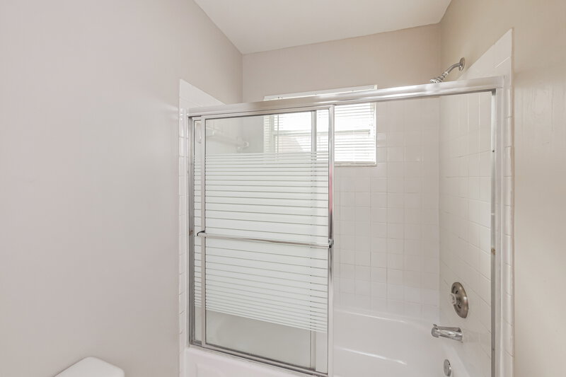 2,895/Mo, 7507 NW 3rd Ct Plantation, FL 33317 Main Bathroom View 2