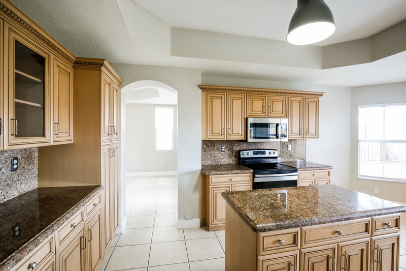 4,860/Mo, 2801 SW 152nd Ct Miami, FL 33185 Kitchen View