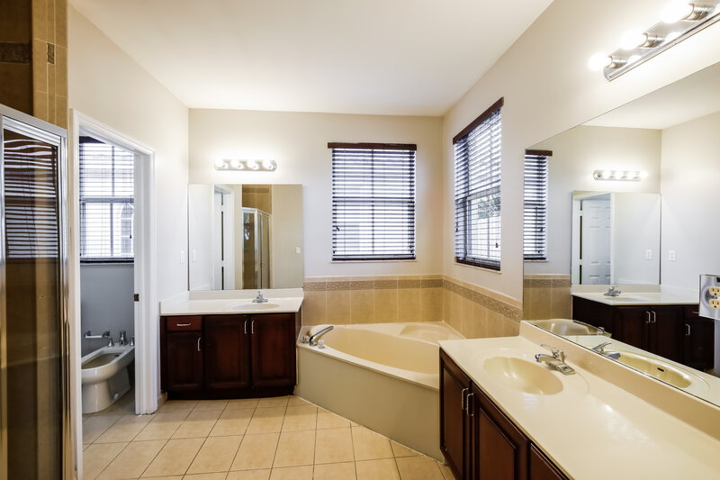 4,860/Mo, 2801 SW 152nd Ct Miami, FL 33185 Main Bathroom View