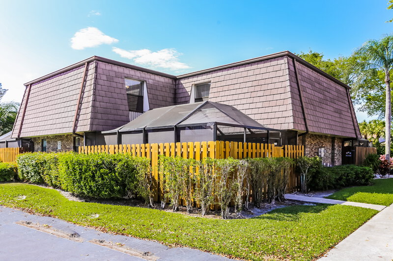 0/Mo, 7600 Courtyard Run W Boca Raton, FL 33433 External View