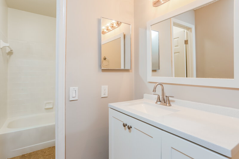 0/Mo, 7600 Courtyard Run W Boca Raton, FL 33433 Bathroom View