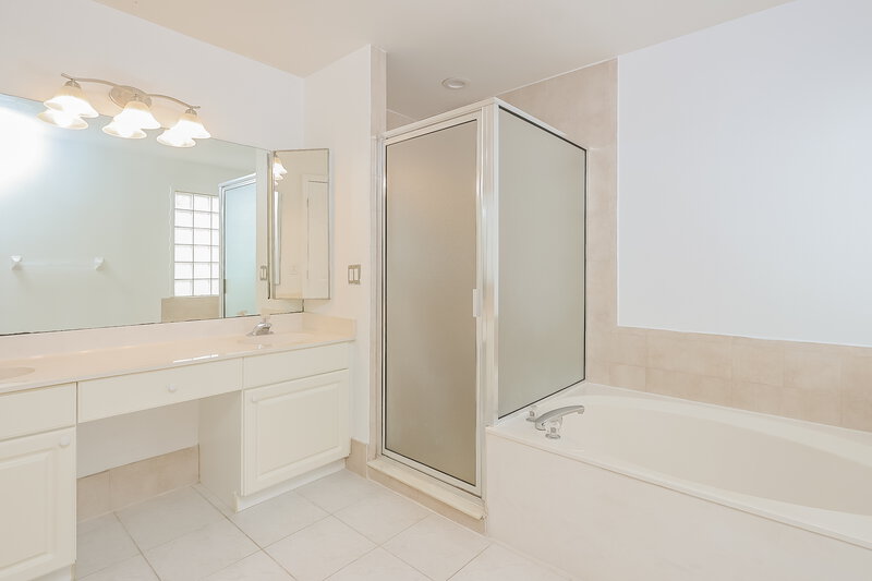 4,080/Mo, 7678 Oakboro Dr Lake Worth, FL 33467 Main Bathroom View