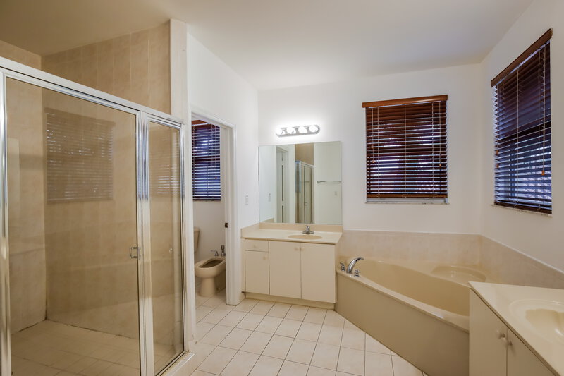 3,915/Mo, 2762 SW 152nd Ct Miami, FL 33185 Main Bathroom View