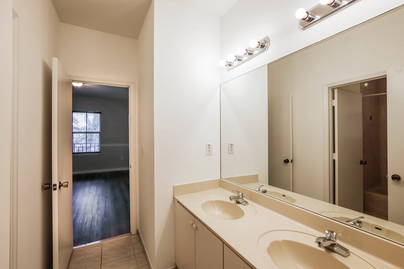 3,915/Mo, 2762 SW 152nd Ct Miami, FL 33185 Main Bathroom View 2