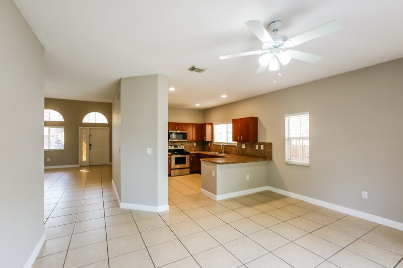 0/Mo, 1241 NE 41st Pl Homestead, FL 33033 Family Room View 2
