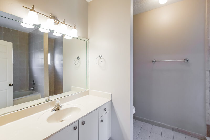 0/Mo, 1241 NE 41st Pl Homestead, FL 33033 Main Bathroom View
