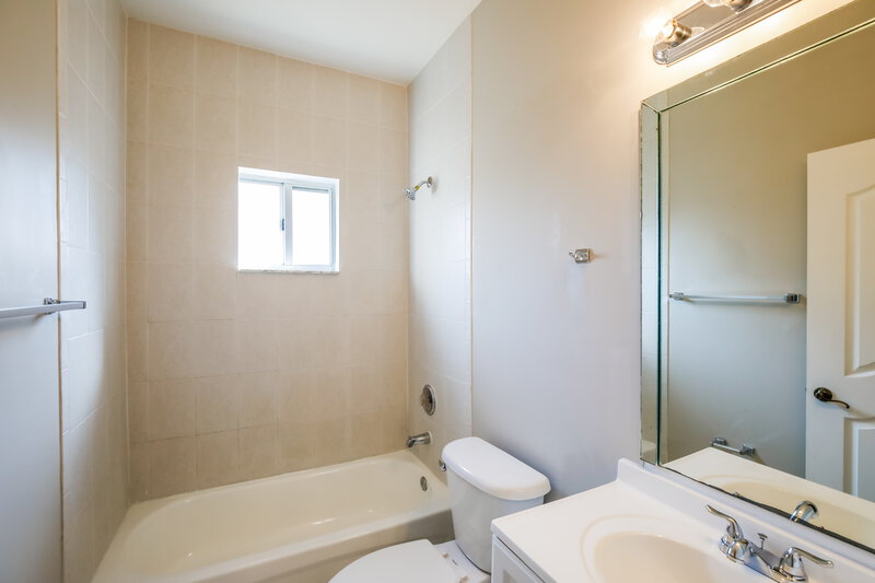 0/Mo, 1241 NE 41st Pl Homestead, FL 33033 Bathroom View