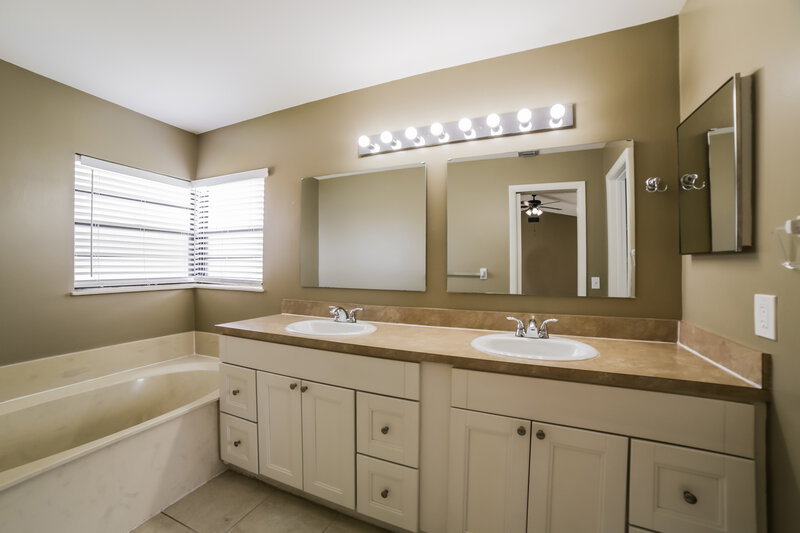 4,366/Mo, 1560 NW 99th Ave Plantation, FL 33322 Main Bathroom View