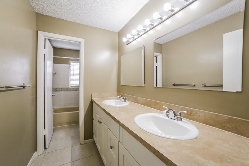 4,366/Mo, 1560 NW 99th Ave Plantation, FL 33322 Bathroom View