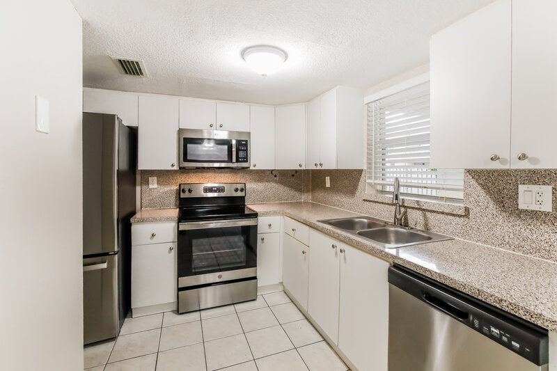 3,165/Mo, 15465 SW 49th St Miami, FL 33185 Kitchen View 2