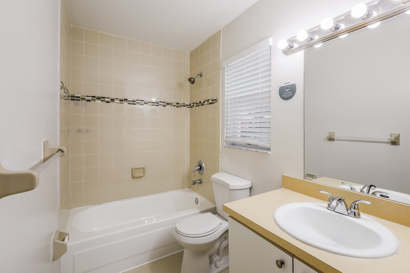 3,165/Mo, 15465 SW 49th St Miami, FL 33185 Main Bathroom View