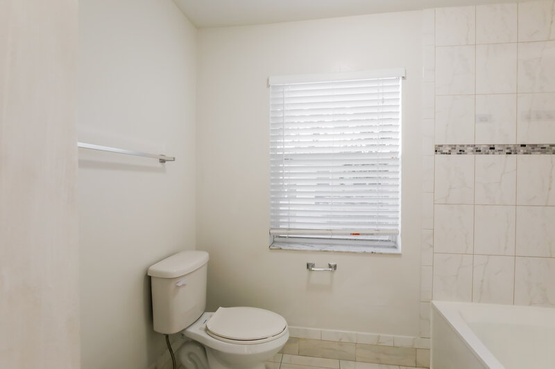 3,165/Mo, 15465 SW 49th St Miami, FL 33185 Bathroom View