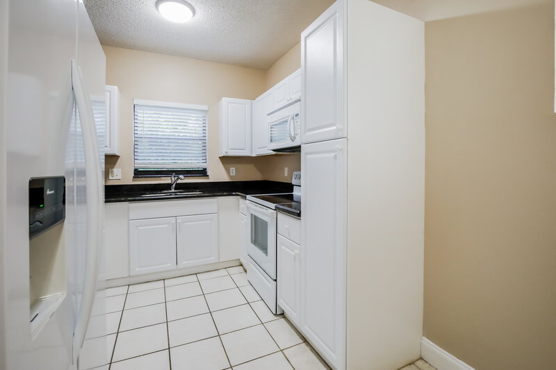 3,045/Mo, 11165 NW 34th Ct Coral Springs, FL 33065 Kitchen View 2