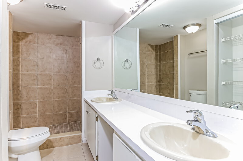 2,555/Mo, 3509 Joshua Tree St Palm Springs, FL 33461 Main Bathroom View