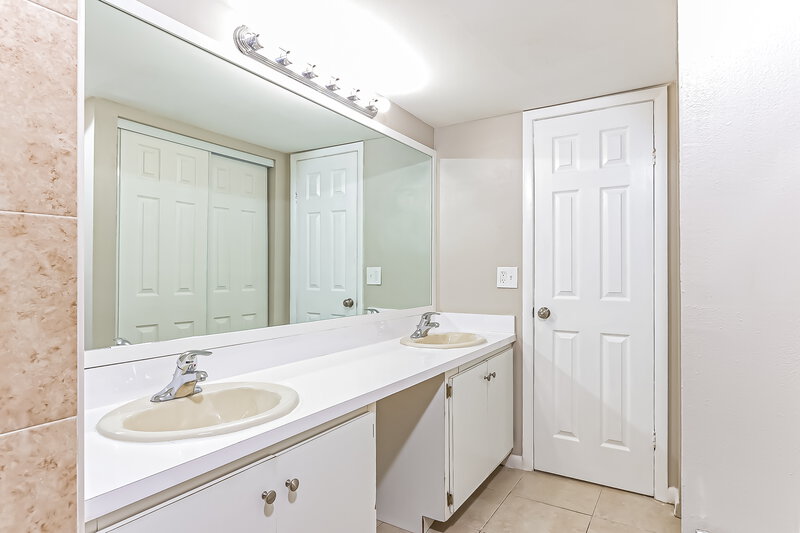 2,555/Mo, 3509 Joshua Tree St Palm Springs, FL 33461 Main Bathroom View 2