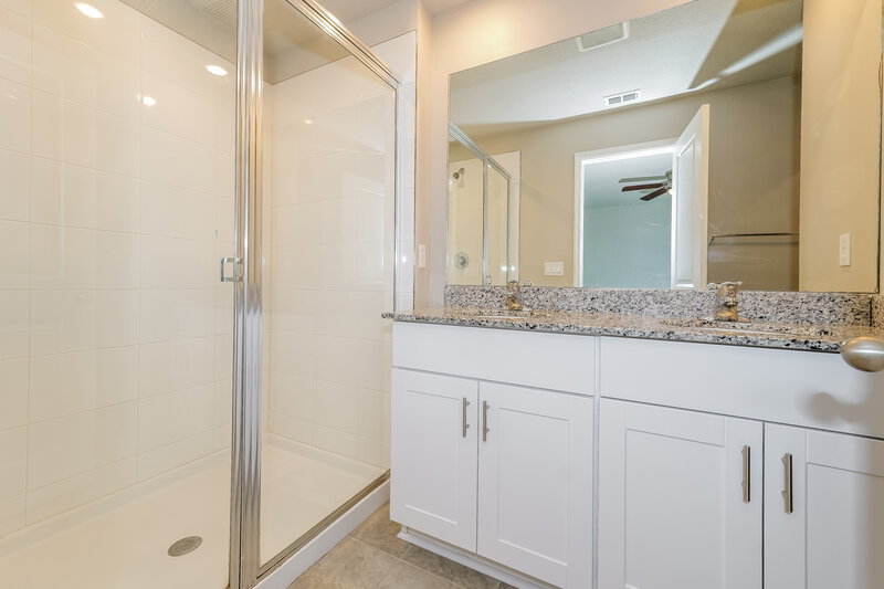 2,575/Mo, 3533 Joshua Tree St Palm Springs, FL 33461 Main Bathroom View