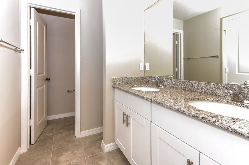 2,720/Mo, 4026 Hot Springs Ave Palm Springs, FL 33461 Main Bathroom View