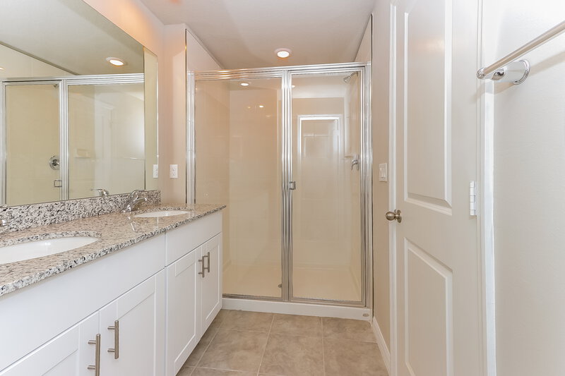 2,720/Mo, 4026 Hot Springs Ave Palm Springs, FL 33461 Main Bathroom View 2