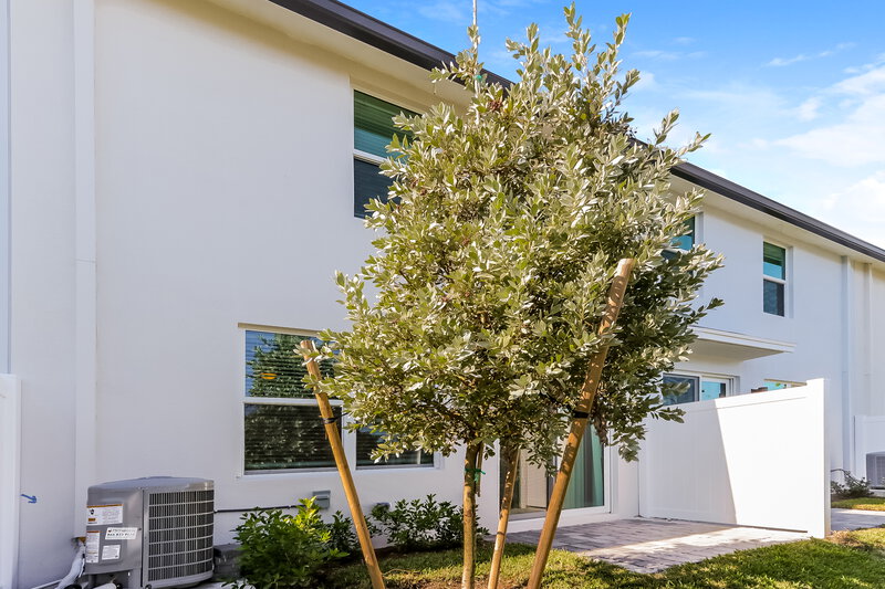 2,720/Mo, 4026 Hot Springs Ave Palm Springs, FL 33461 Rear View 2