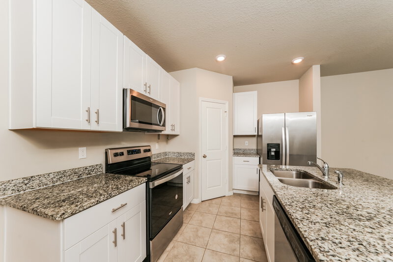 2,720/Mo, 4030 Hot Springs Ave Palm Springs, FL 33461 Kitchen View