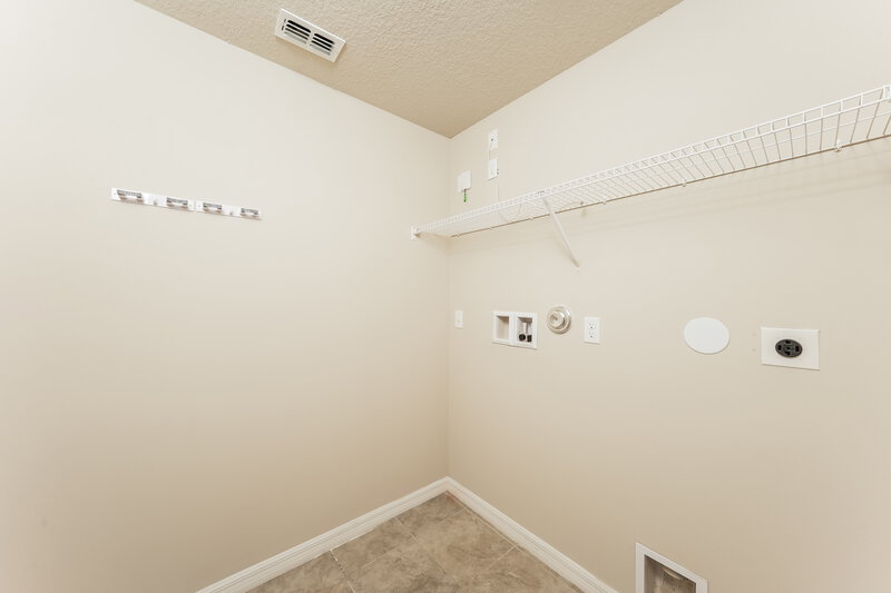 2,720/Mo, 4030 Hot Springs Ave Palm Springs, FL 33461 Laundry Room View