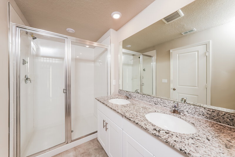 2,720/Mo, 4030 Hot Springs Ave Palm Springs, FL 33461 Main Bathroom View