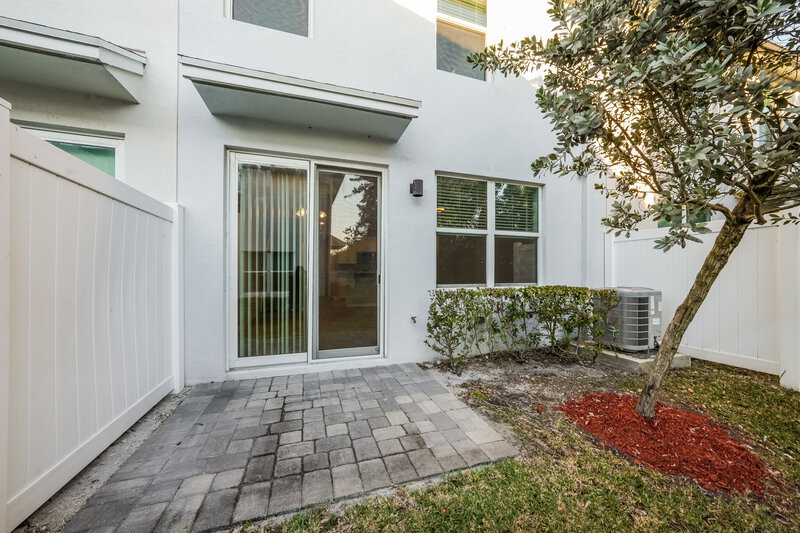 2,720/Mo, 4030 Hot Springs Ave Palm Springs, FL 33461 Rear View