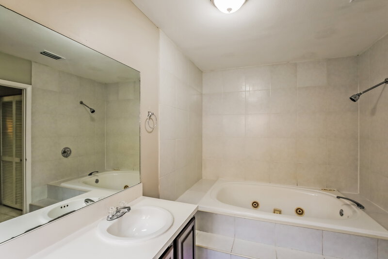 3,375/Mo, 15024 SW 144th Pl Miami, FL 33186 Main Bathroom View