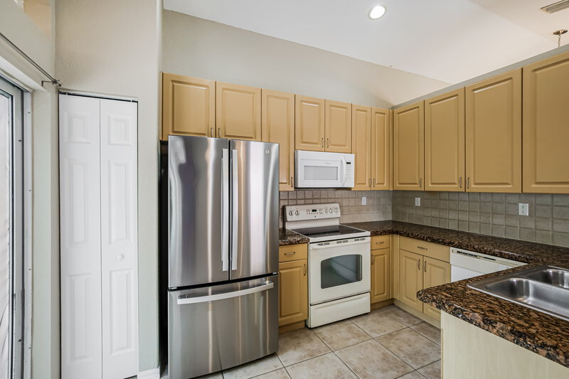 2,445/Mo, 1538 SE 20th Pl Homestead, FL 33035 Kitchen View