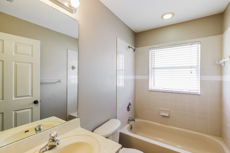 2,445/Mo, 1538 SE 20th Pl Homestead, FL 33035 Bathroom View