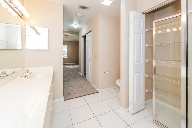 2,800/Mo, 5141 Willow Pond Rd W West Palm Beach, FL 33417 Main Bathroom View
