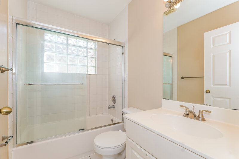 2,800/Mo, 5141 Willow Pond Rd W West Palm Beach, FL 33417 Bathroom View