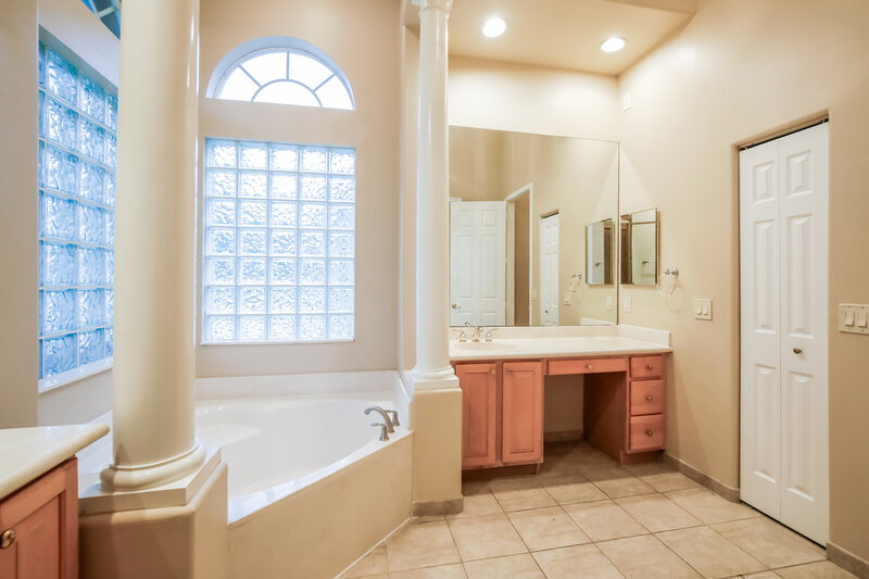 5,240/Mo, 19361 SW 30th St Miramar, FL 33029 Main Bathroom View