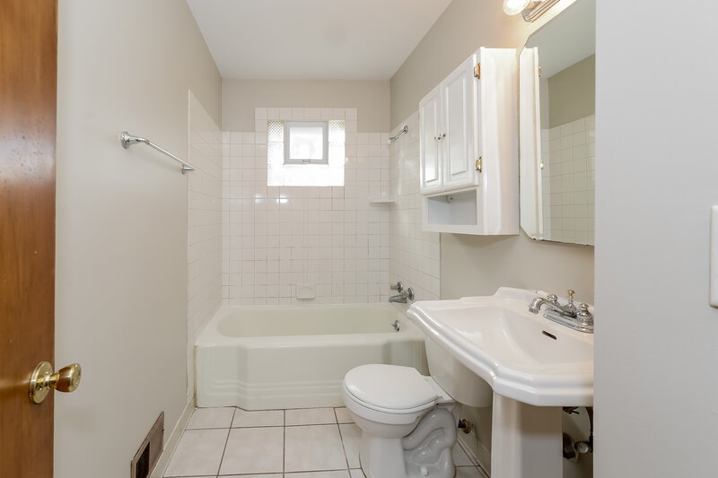 0/Mo, 4343 6th St NE Columbia Heights, MN 55421 Main Bathroom View