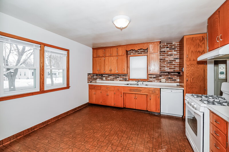 2,420/Mo, 824 3RD AVENUE S South Saint Paul, MN 55075 Kitchen View