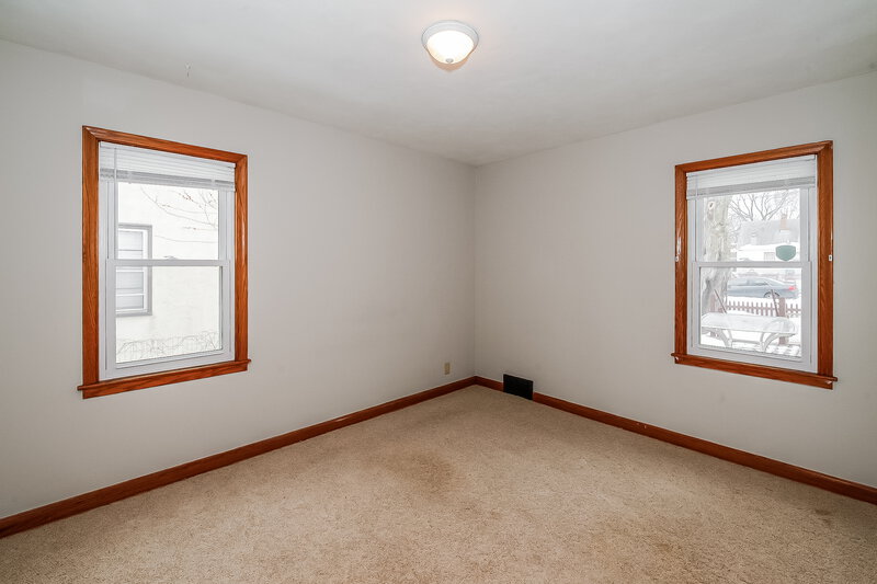 2,420/Mo, 824 3RD AVENUE S South Saint Paul, MN 55075 Master Bedroom View