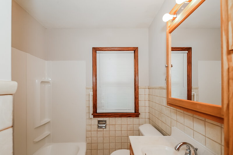 2,420/Mo, 824 3RD AVENUE S South Saint Paul, MN 55075 Master Bathroom View
