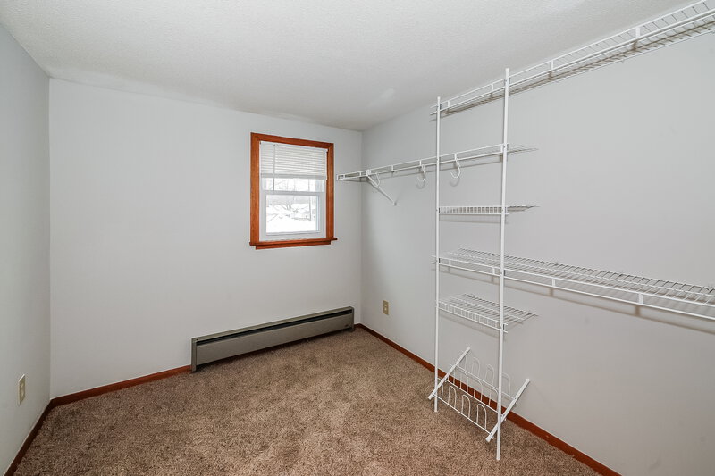 2,420/Mo, 824 3RD AVENUE S South Saint Paul, MN 55075 Walk In Closet View